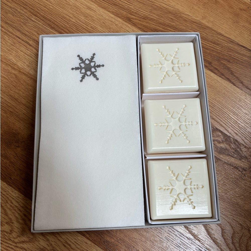 Luxury Vermont Snowflake Christmas Holiday 12 Pc Hand Towel & 3 Carved Soap Set
